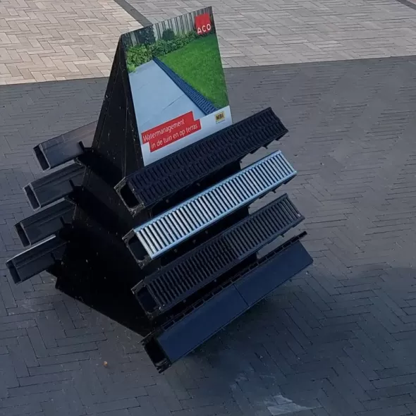 Juodos antracito spalvos klinkerio formato betoninių trinkelių modernus kiemo grindinys