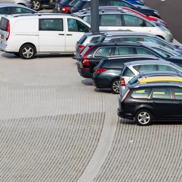Linijinių ažūrinių eco betoninių trinkelių moderni automobilių stovėjimo aikštelė gyvenamajame kvartale