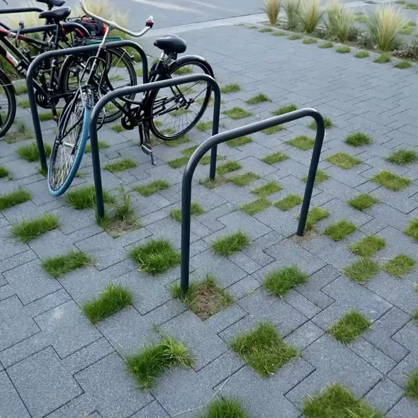 T formos ažūrinių eco betoninių trinkelių tvirtai susijungiantis ir vandeniui pralaidus grindinys kieme prie stovų