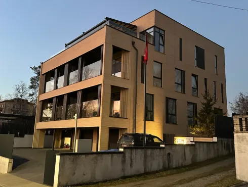 Keturiu_aukstu_namas_fasado_apdaila_geostylistix_plytos_ocra_spalva_klinkeris_klinkermenas_1