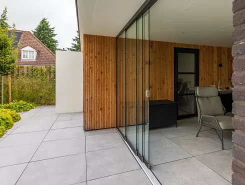 Šviesiai pilkos GeoCeramica keraminės betoninės plytelės įstiklintoje terasoje pereinančios į kiemo taką