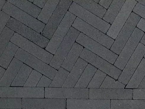 juodos antracito atspalvio betoninių trinkelių grindinys sudėtas eglutės raštu