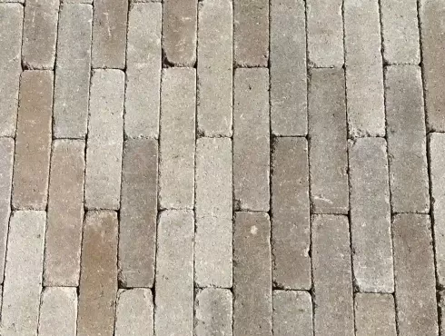 Šviesaus smėlio ir geltonų tonų mišinio sendinto klinkerio formato betoninės trinkelės